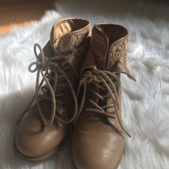 Women’s Lace Boots - Picture 4 of 8